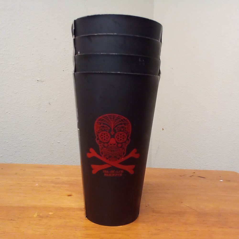 dios de los muertos cups 4 pack 20 fl .oz. cups black n red skull.